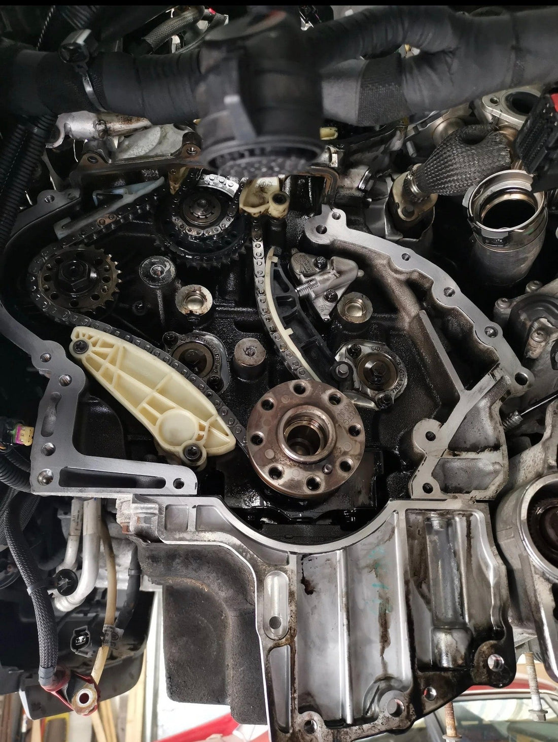 ⚠️ Hearing a Rattle on Startup?  If your Jaguar or Land Rover with the Jaguar Land Rover 2.0 Ingenium engine is rattling on startup, it’s a common sign of timing chain wear.  👉 Left unchecked, this can lead to complete engine failure.
